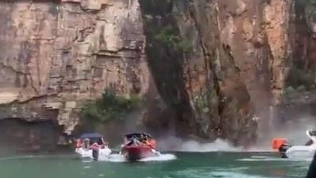 Momento en el que se desprende la roca sobre los turistas en Brasil.