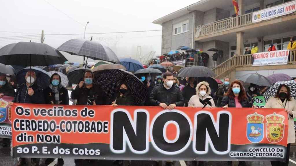 El alcalde de Cerdedo-Cotobade (Pontevedra), Jorge Cubela, encabeza una protesta.