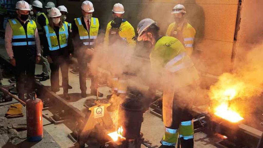 Imagen de la última soldadura de las vías del Metro de Málaga.