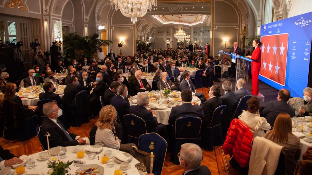 Isabel Díaz Ayuso, en el desayuno organizado por Nueva Economía Fórum, con el salón del Ritz abarrotado.