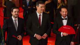 Pablo Iglesias junto a Pedro Sánchez y Alberto Garzón en los Premio Goya de 2018. Efe
