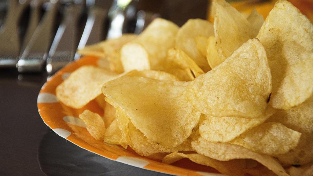 Unas patatas fritas en un plato.