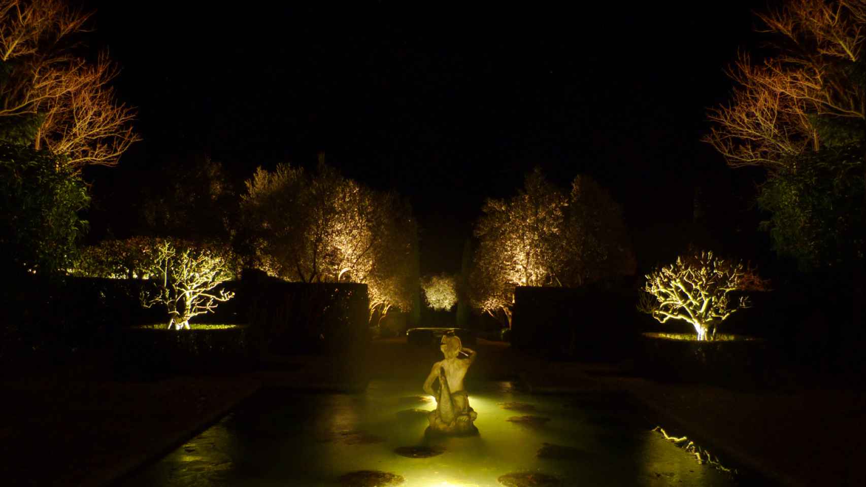 Iluminación de una jardín en Toledo (2011). Crea una escenografía nocturna, filtrando la luz a través de la vegetación del jardín.