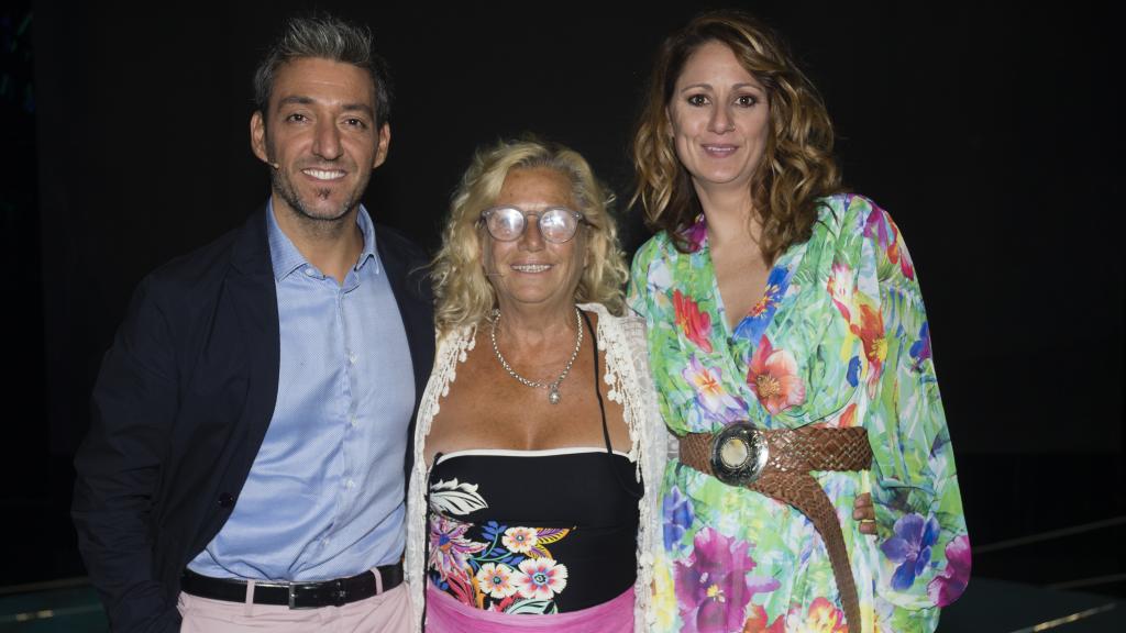 Elia junto a su madre, Mayte Zaldívar, y la pareja sentimental de ésta, Fernando Marcos.