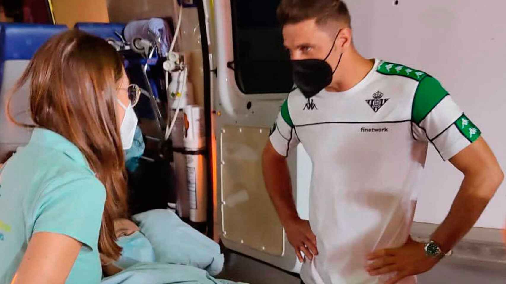 Joaquín, tras abrir la puerta de la ambulancia donde estaba Miguel en el estadio del Granada.