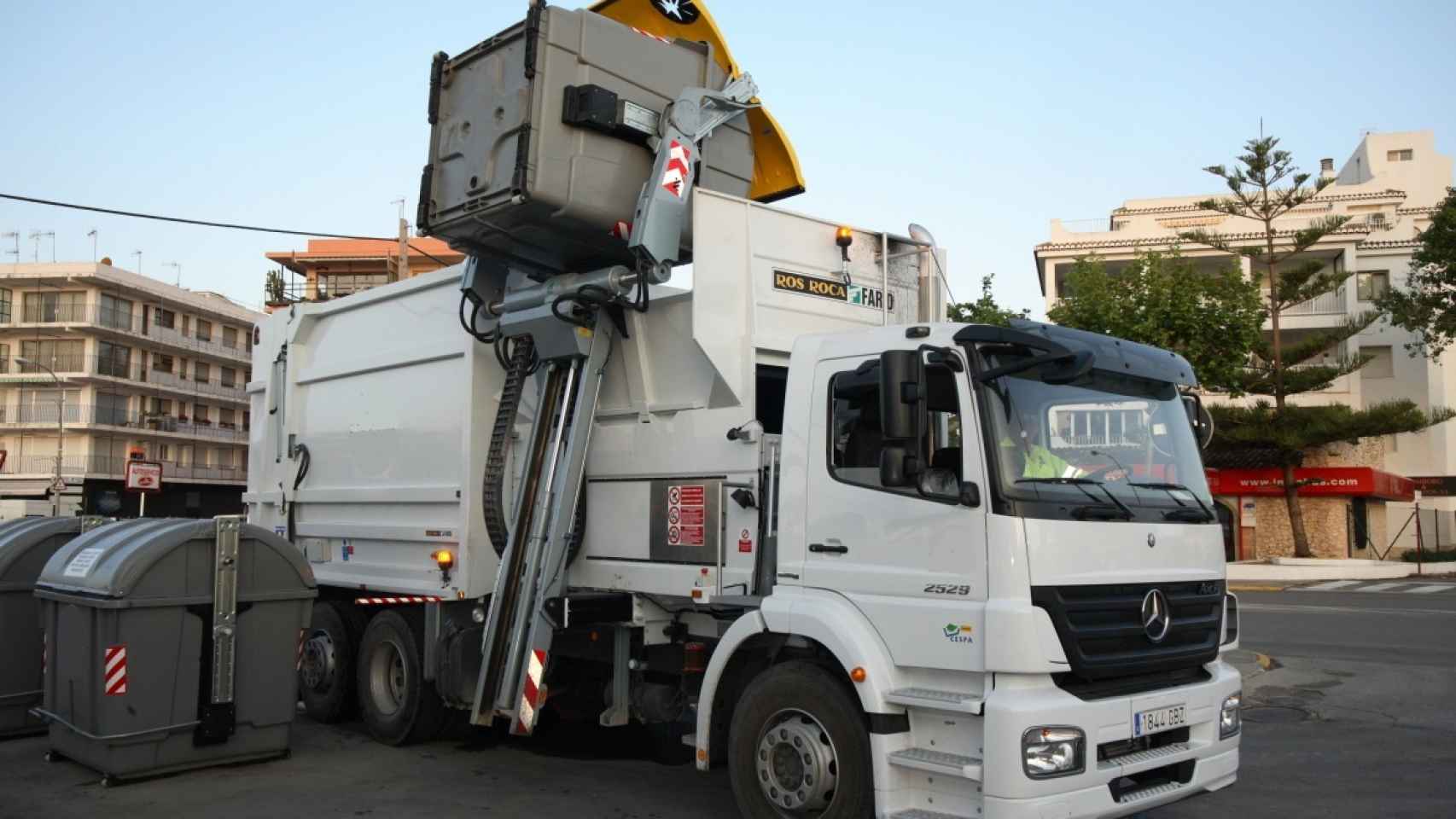 El servicio de recogida de residuos sólidos urbanos está gestionado por la empresa Compañia Española de Servicios Públicos Auxiliares SA (Cespa))