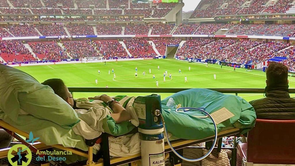 El joven Miguel, viendo a su querido Betis, en el estadio Wanda Metropolitano del Atlético de Madrid.