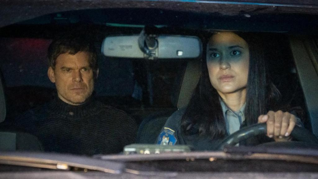 Angela Bishop y Dexter Morgan en el último episodio de 'Dexter: New Blood'.