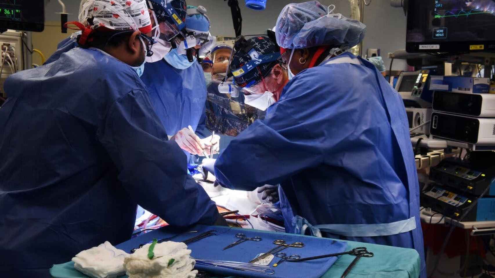 Los cirujanos durante la intervención.