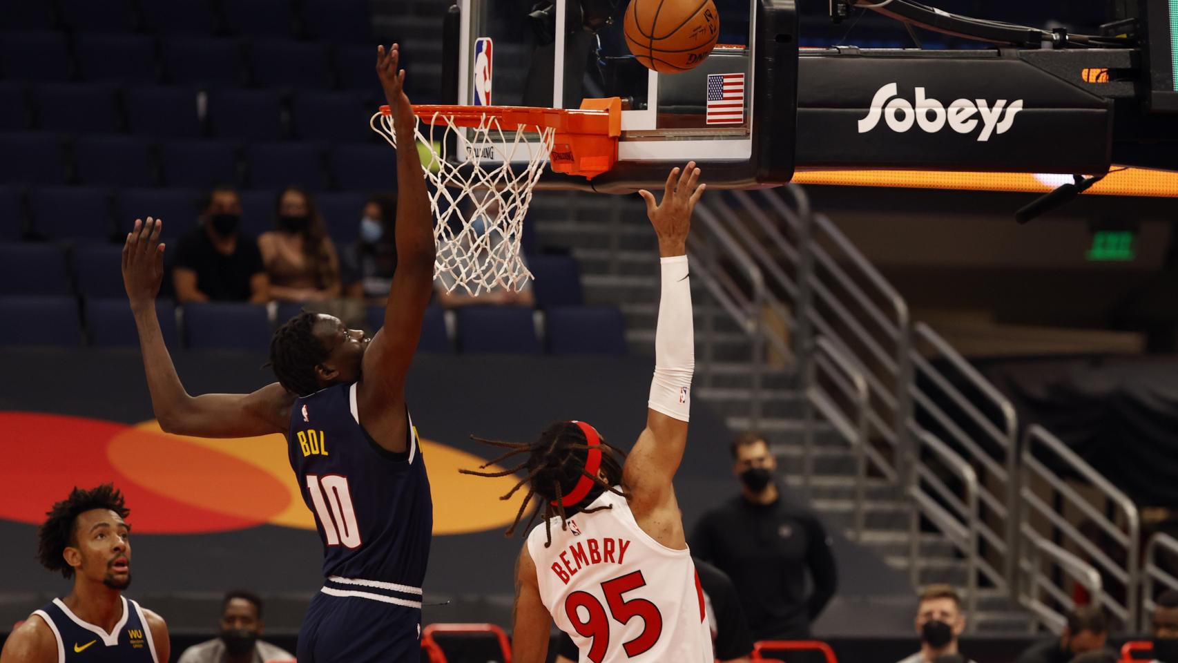 Bol Bol durante un partido de la NBA con Denver Nuggets