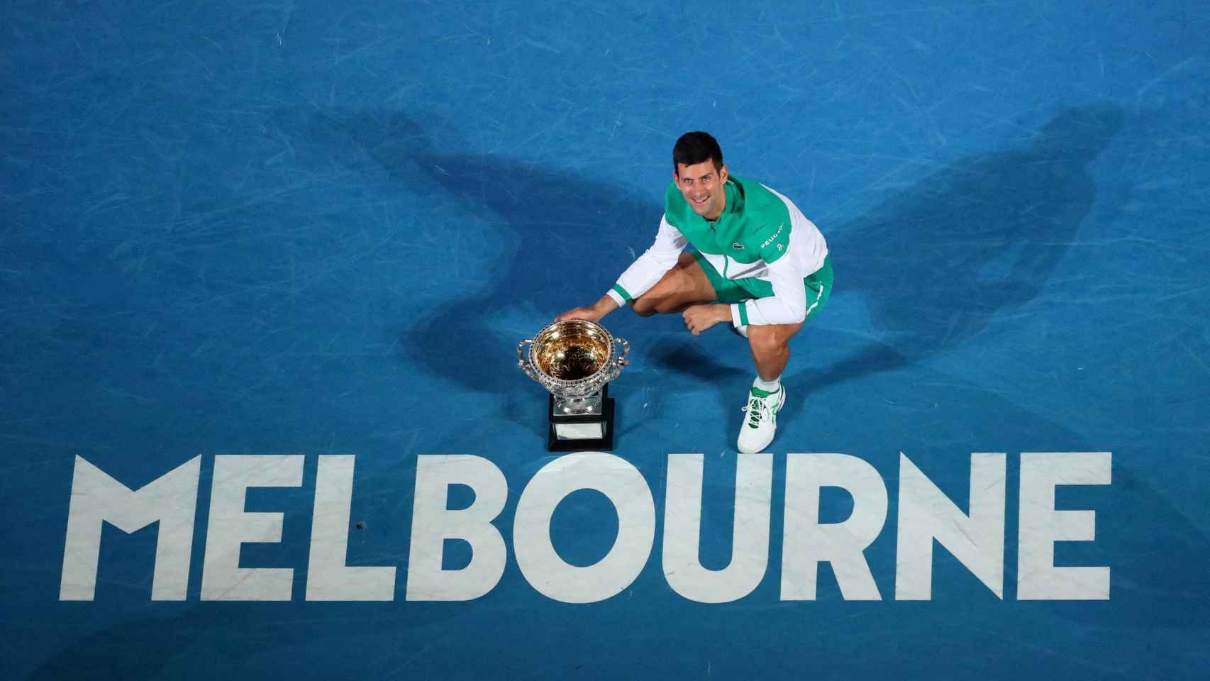 Novak Djokovic posa con el trofeo de campeón del Abierto de Australia
