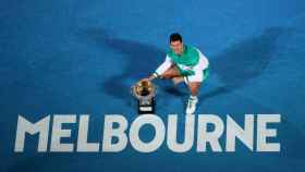 Novak Djokovic posa con el trofeo de campeón del Abierto de Australia