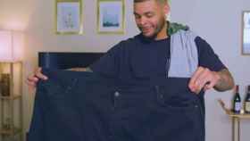 Captura de pantalla DJ Varela posando con uno de sus viejos pantalones