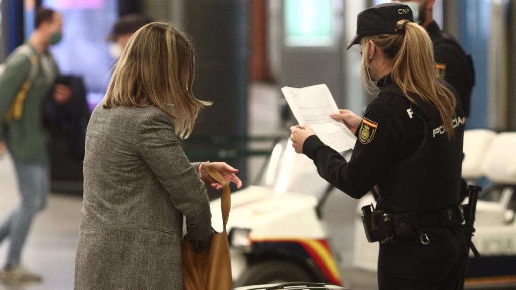 Una agente de la Policía Nacional atiende a una ciudadana.