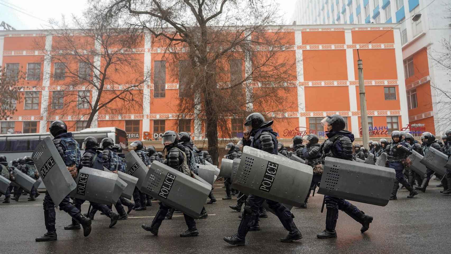 Policías kazajos durante las protestas en Kazajstán.