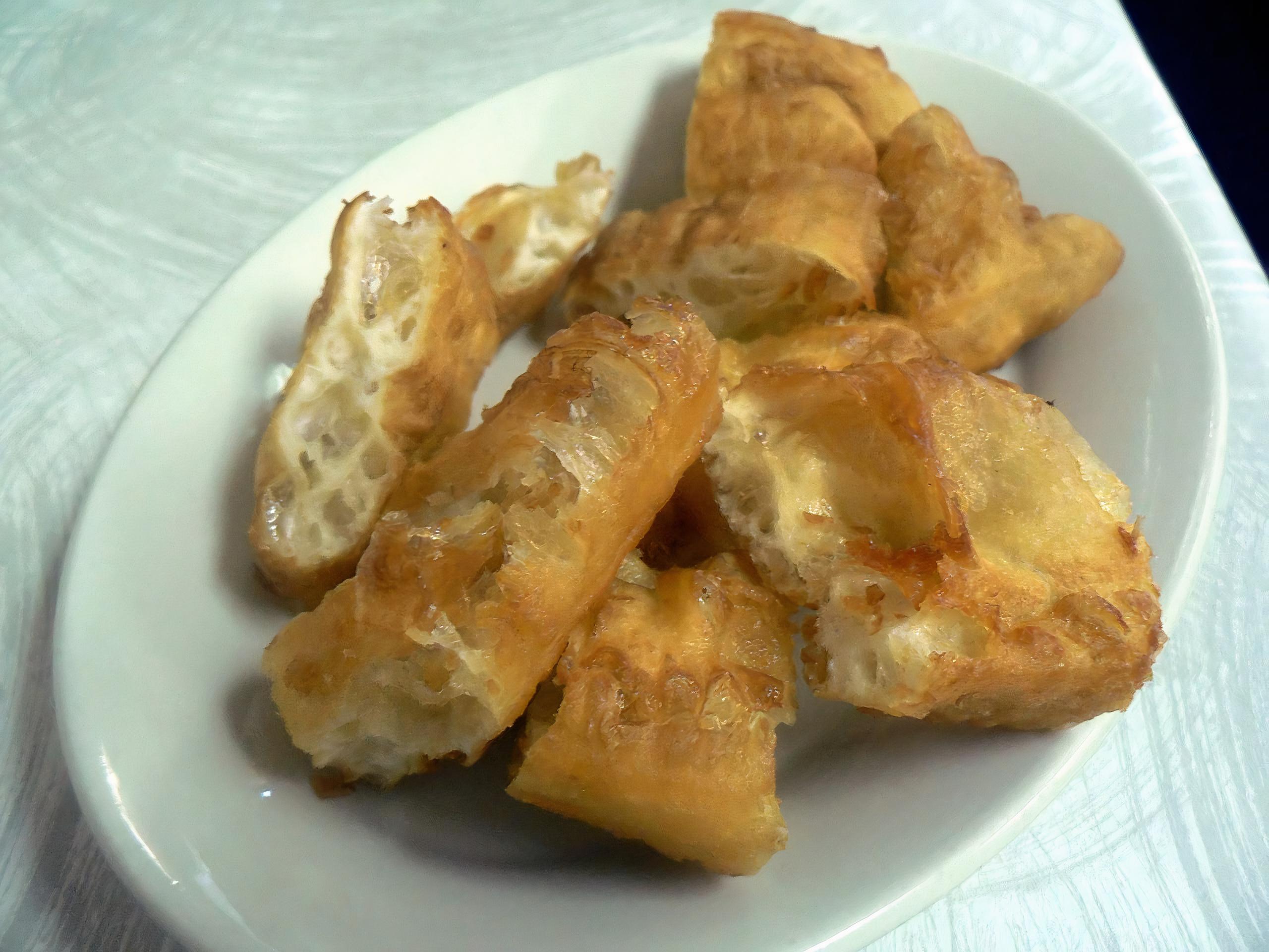 Los youtiao son muy populares en los desayunos del sur de China, y su gran parecido con los churros apoya la teoría de que fueron introducidos en Europa por los portugueses.Fuente:Wikipedia / Stu Spivack