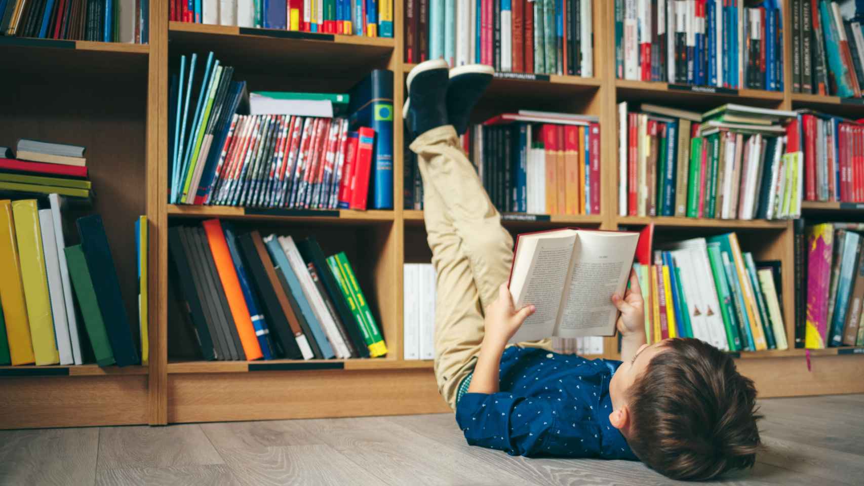 Niño leyendo.