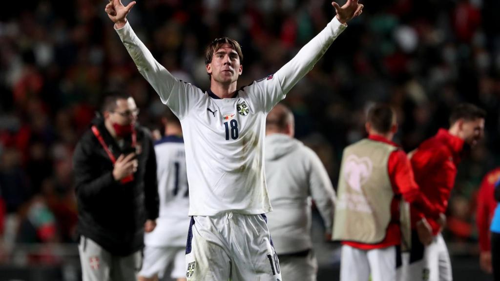 Dusan Vlahovic celebra la clasificación para la Eurocopa de Serbia.