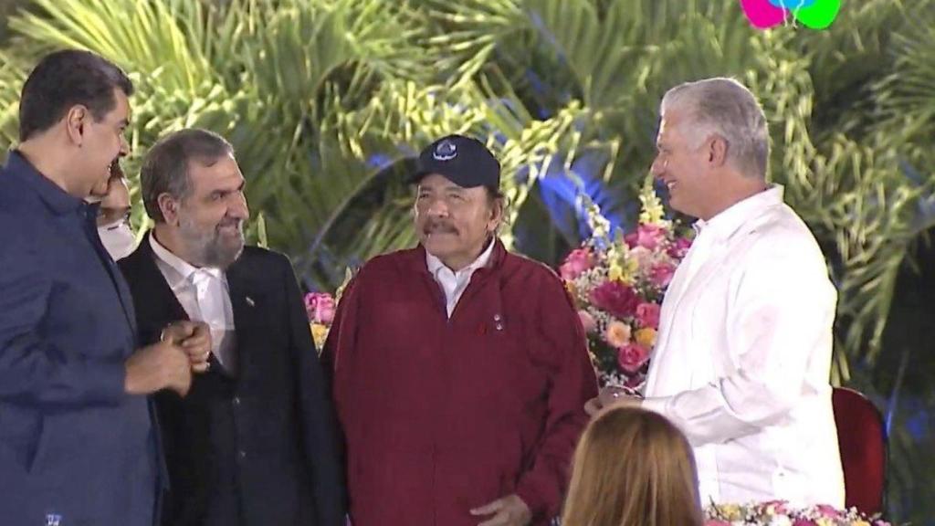 Mohsen Rezai, vicepresidente de Asuntos Económicos de Irán y acusado del atentado a la AMIA, aparece entre Nicolás Maduro y Daniel Ortega en la toma de posesión de este último. A la derecha, el presidente de Cuba, Miguel Díaz-Canel.