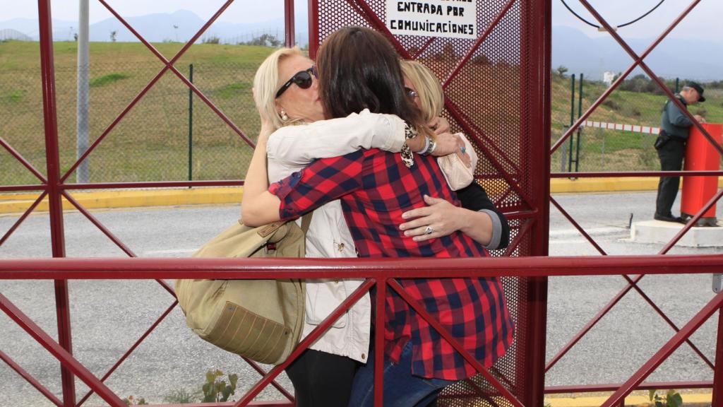 Maite Zaldívar a su salida de prisión abrazando a sus hijas.
