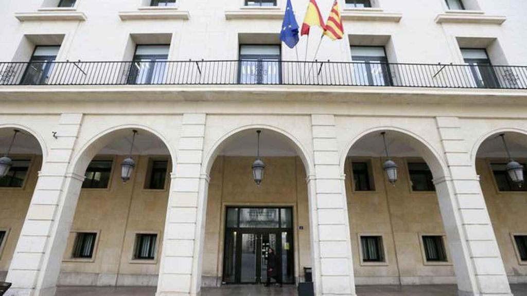 La fachada de la Audiencia de Alicante donde se ha dictado sentencia.