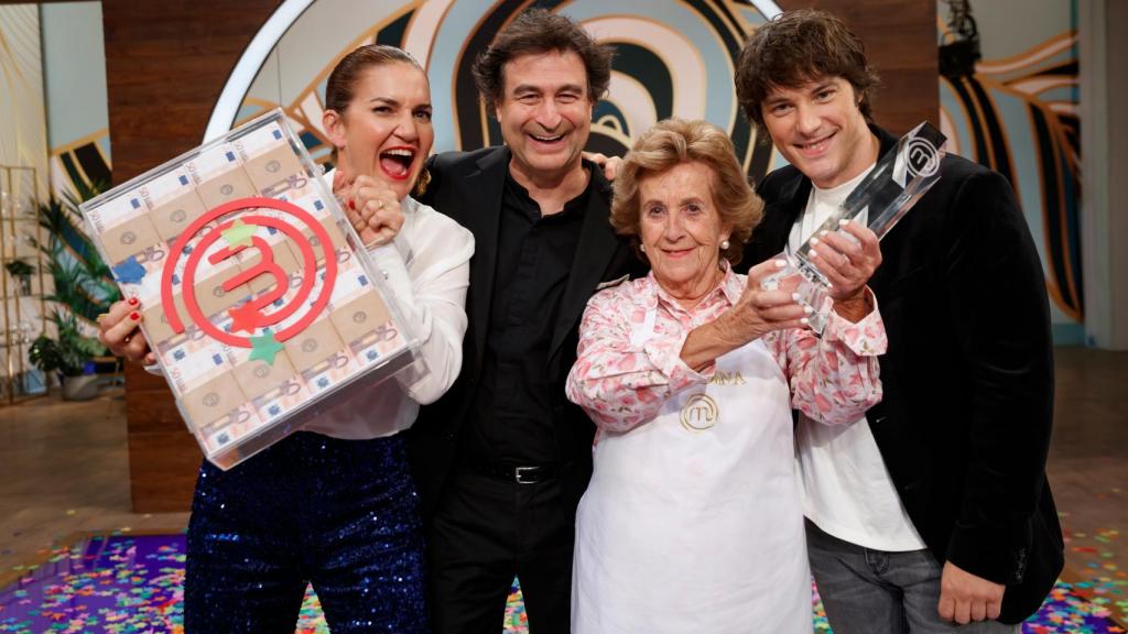 La ganadora Almudena junto al jurado de 'MasterChef'.