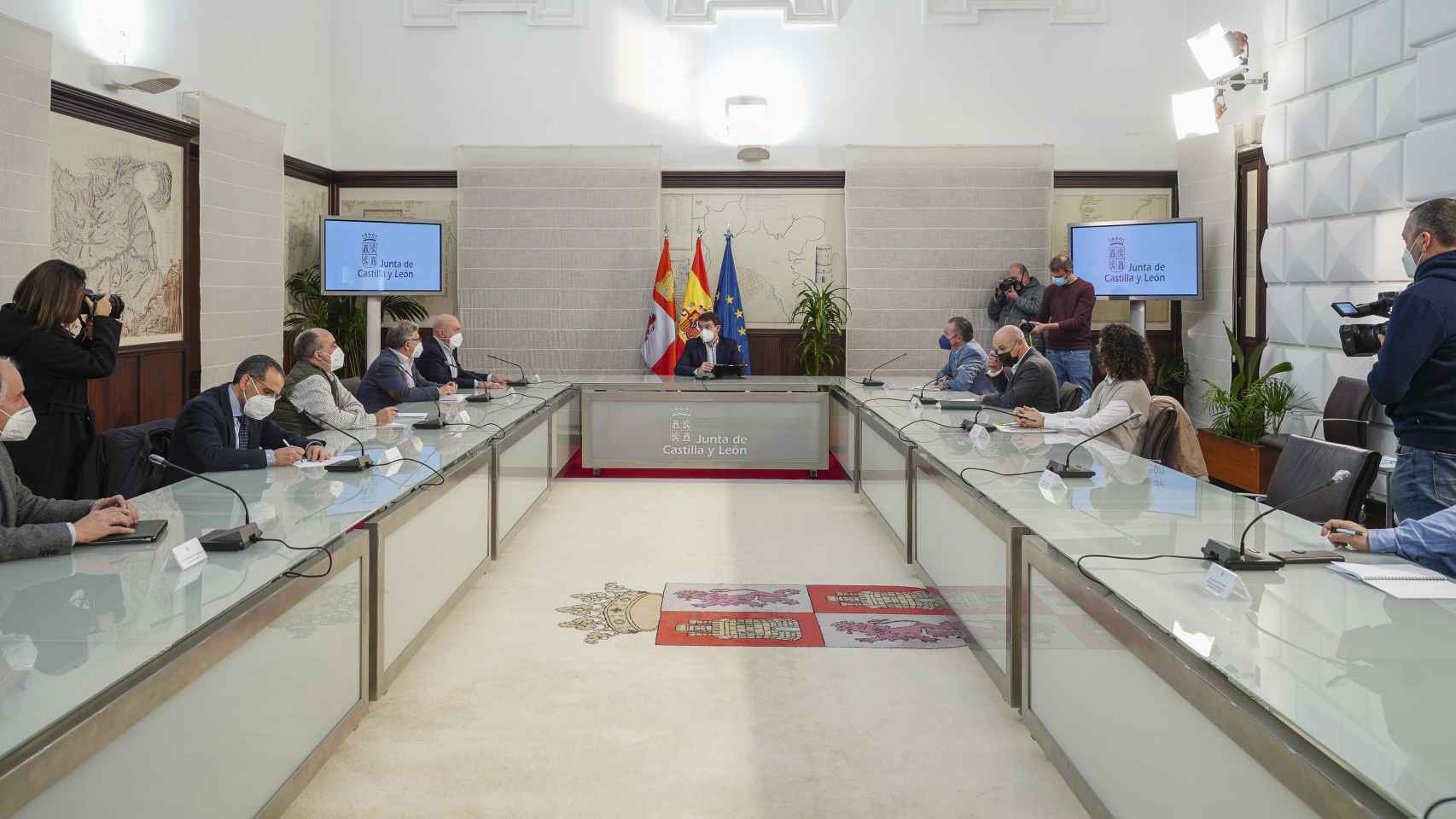 Imagen de la reunión que han mantenido esta mañana el presidente de la Junta y el consejero de AGYDR con las OPAS y Urcacyl.