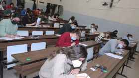 Alumnos en un examen en una imagen de archivo.