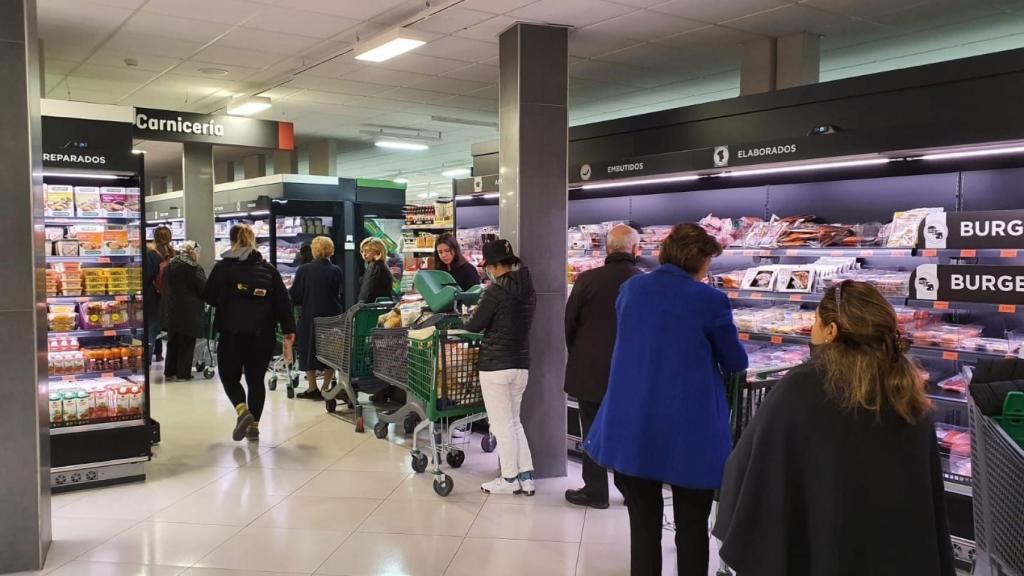 Cola en la carnicería de Mercadona.