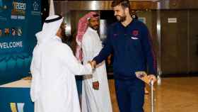 Gerard Piqué saluda a un hombre en Jeddah antes de la Supercopa de España de 2020.