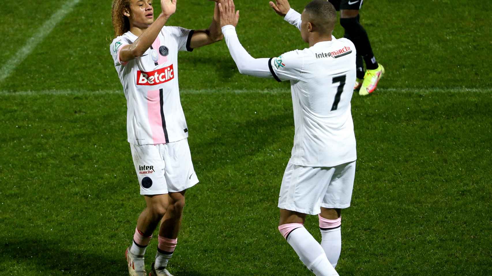 Xavi Simons y Kylian Mbappé, en un partido del PSG de la temporada 2021/2022