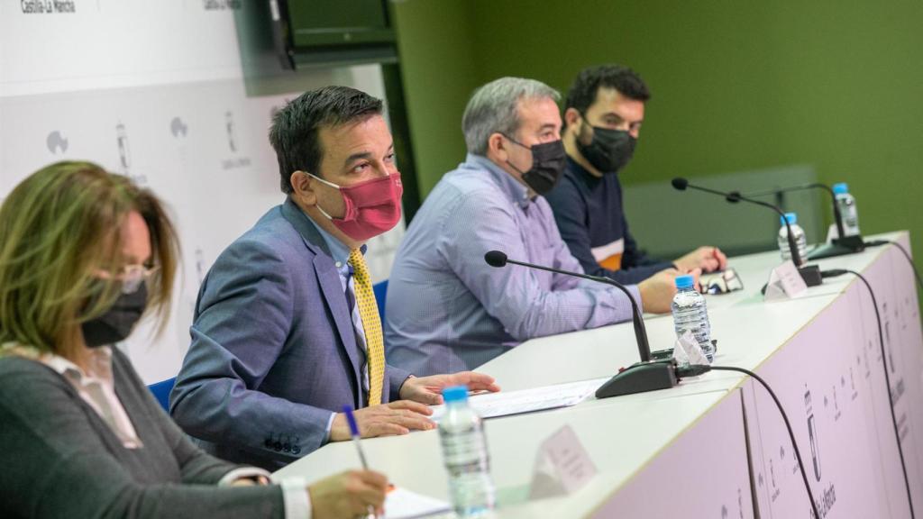 El consejero de Agricultura, Agua y Desarrollo Rural, Francisco Martínez Arroyo, se ha reunido con el secretario general de CCOO-Industria de Castilla-La Mancha, Ángel León