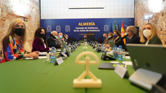 Moreno acusa al PSOE-A de difundir “mantras falsos” sobre la sanidad, víctima de un triste legado”