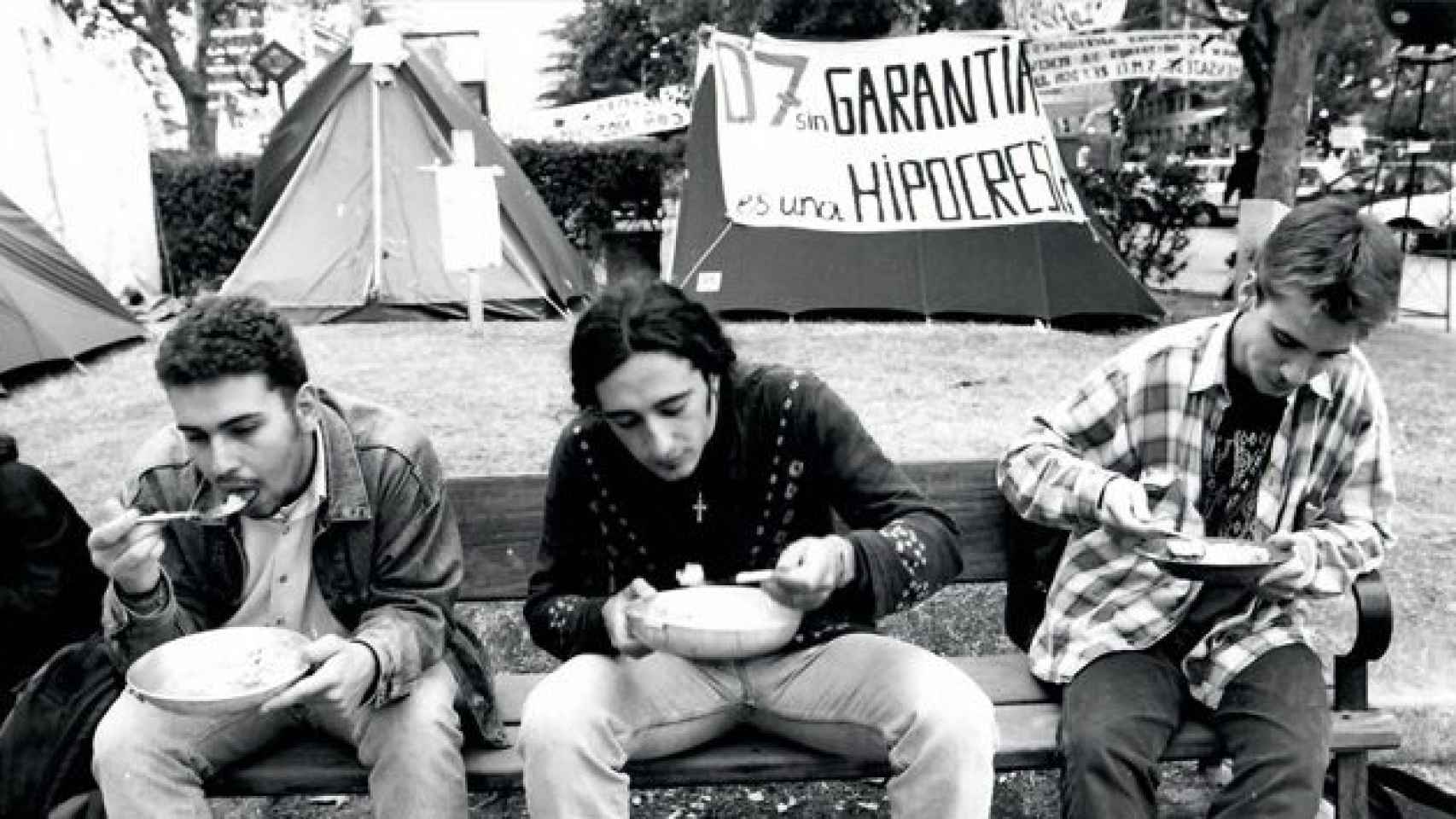 Acampadas en el paseo de la Castellana de Madrid, en 1994, reclamando el 0,7% para la Ayuda al Desarrollo.