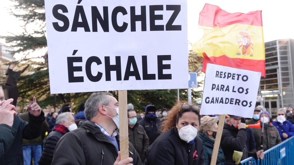 Protestas de ganaderos contra Alberto Garzón, a la llegada de Pedro Sánchez a la presentación de Luis Tudanca, en Palencia.