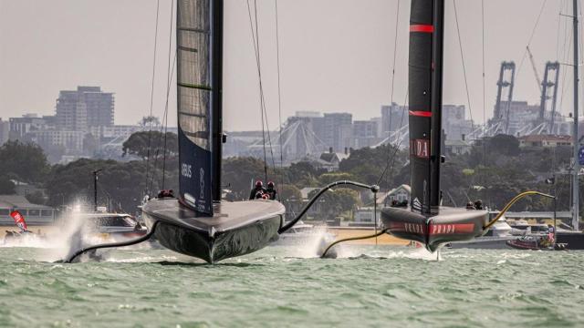 Dos de los barcos participantes en la Copa América de Vela.