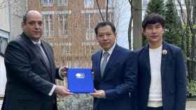 El secretario general del BIE, Dimitri S. Kerkentzes (izquierda), con Sarun Charoensuwan, embajador de Tailandia en Francia (centro) y Worawut Somwangprasert, Ministro de Asuntos Comerciales de la Embajada (derecha).