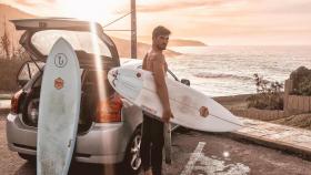 Anselmo Menéndez: surfista en la costa coruñesa y modelo en las pasarelas de Nueva York