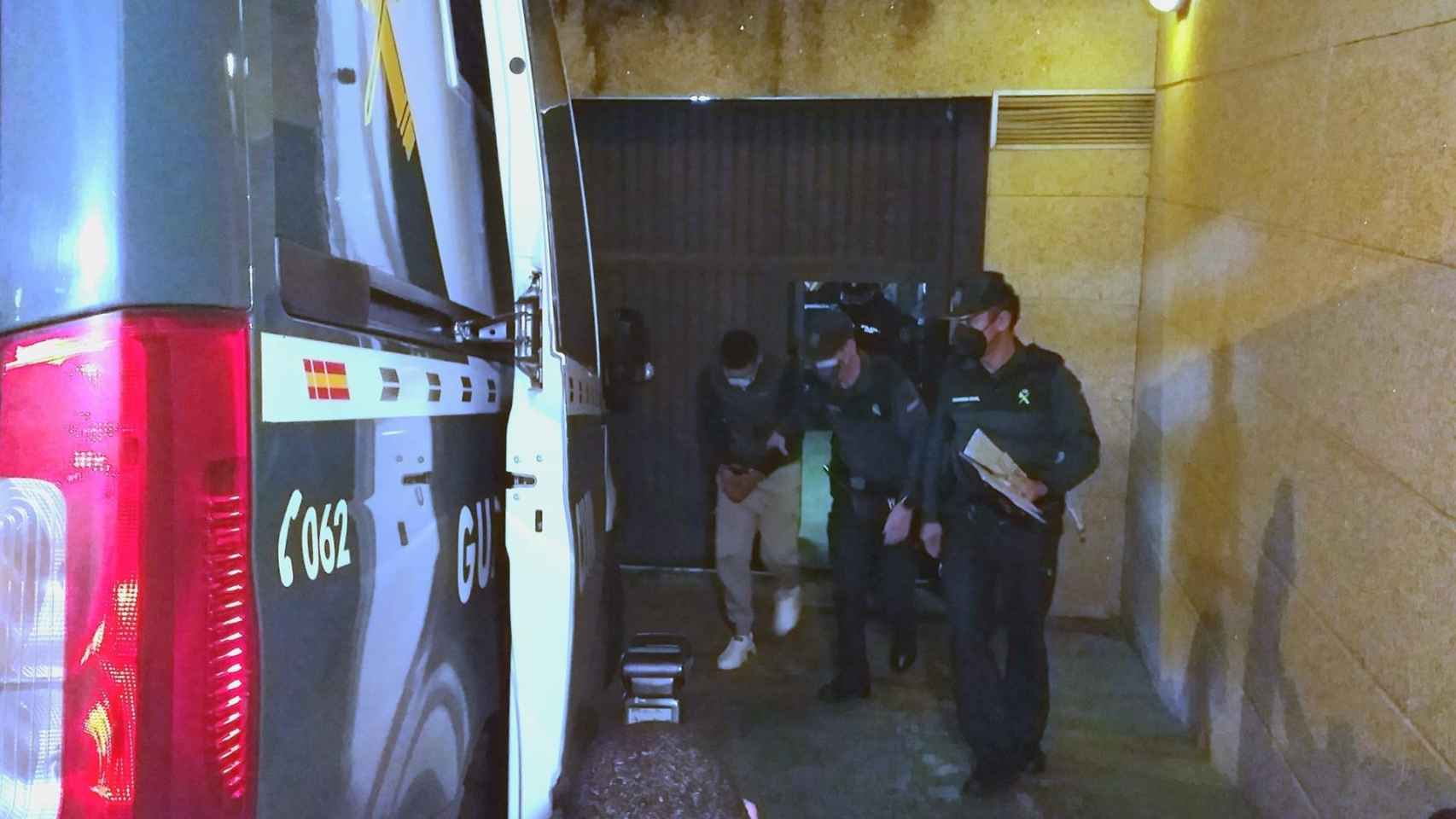 El joven D.M.C., detenido como presunto autor del asesinato de un profesor jubilado en Vigo, a la salida de los juzgados de la ciudad, desde donde fue trasladado tras decretarse prisión provisional