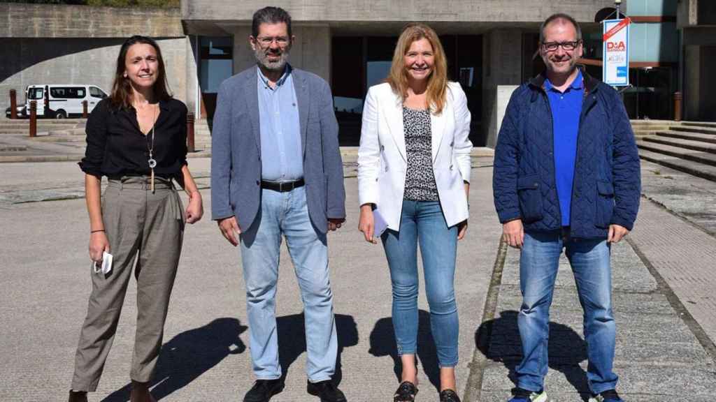 La directora de la EE de Telecomunicación, el vicerrector de Ordenación Académica e Profesorado, la directora de la Escola Aberta de Formación Permanente y el coordinador del título.