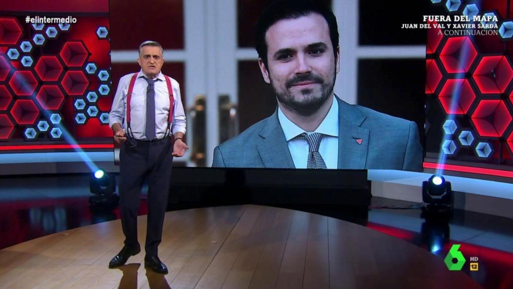 El Gran Wyoming, presentador de El Intermedio, anuncia en el plató la entrevista con Alberto Garzón.