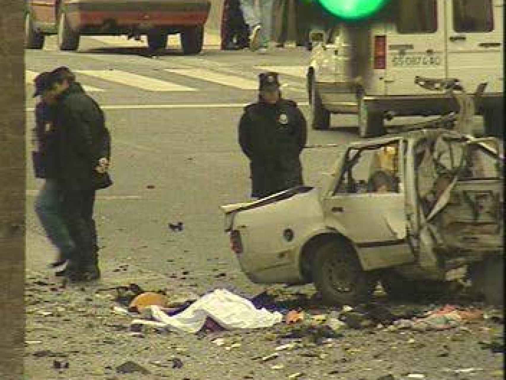 Estado del coche tras la bomba que mató a Ramón Díaz