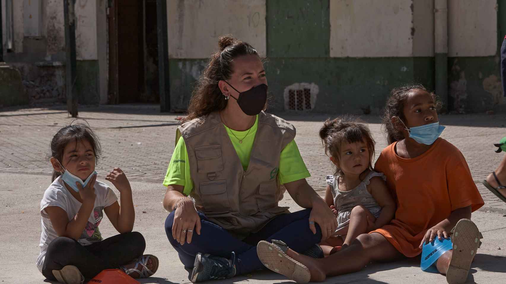 Una voluntaria trabaja con varios niños en riesgo de pobreza