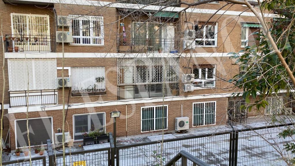 Fotografía perteneciente a la parte de atrás del edificio donde vivió Forqué, a la zona del patio, hacia donde estaba enfocada su vivienda.