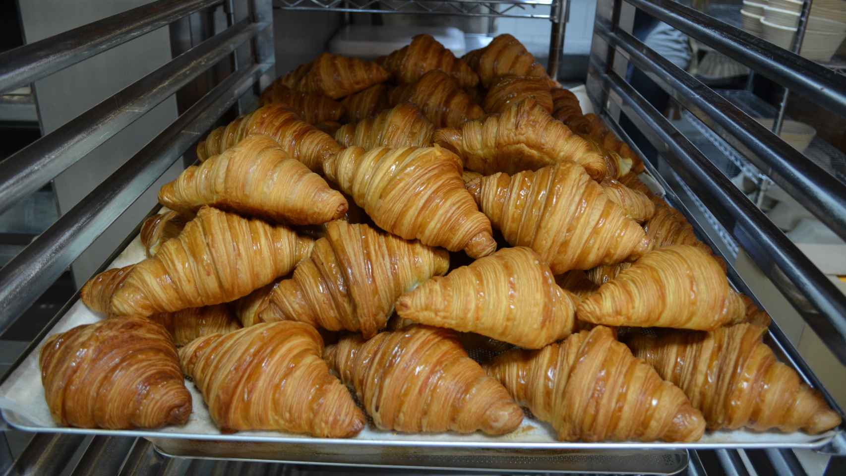 Una bandeja llena de los croissants de Panem.