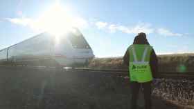 Un trabajador de Adif investiga el suceso. Lugar donde apareció ayer un cadáver junto a las vías del tren en Gimialcón (Ávila) a pocos kilómetros del coche accidentado en Paradinas (Salamanca)
