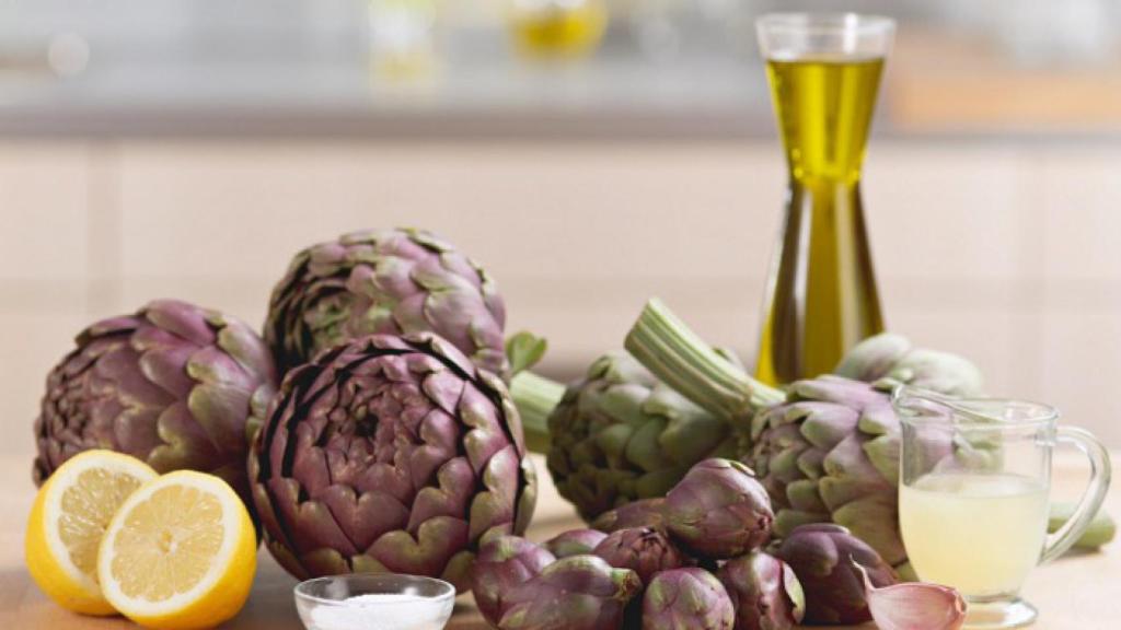 Alcachofas, aceite de oliva y cítricos.