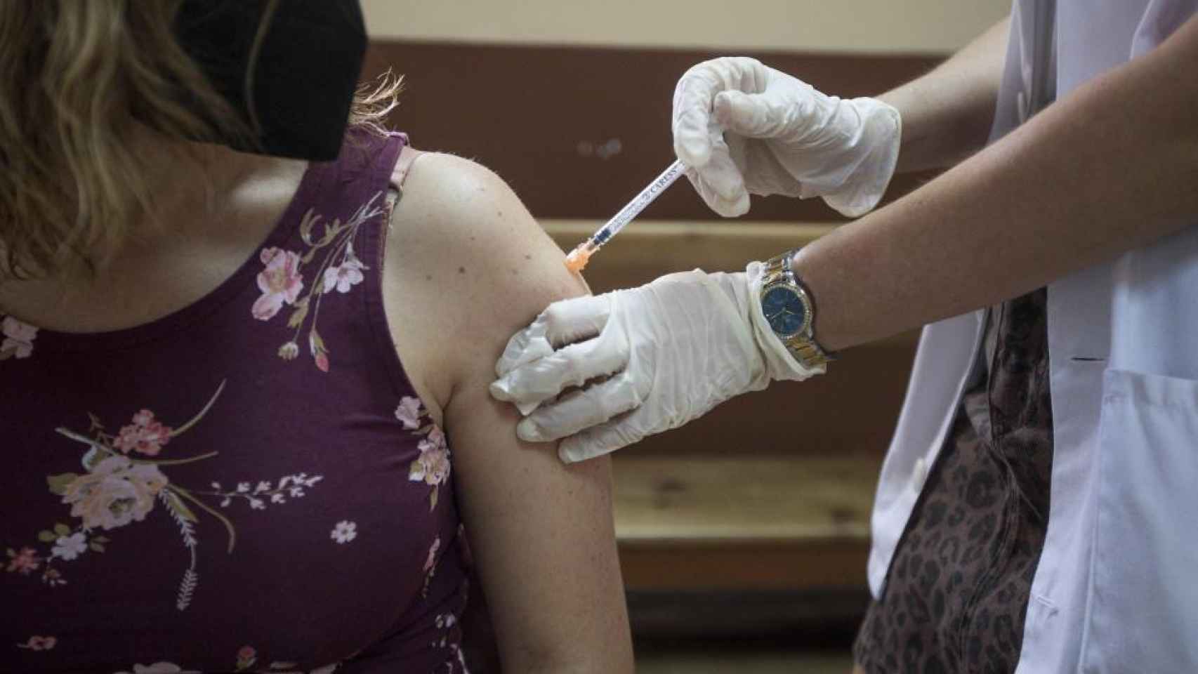 Una mujer recibiendo una vacuna.