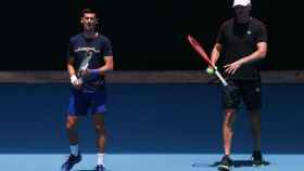 Novak Djokovic durante un entrenamiento en Melbourne