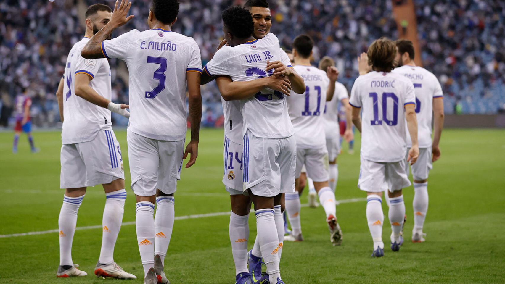 Los jugadores del Real Madrid felicitan a Vinicius por su gol al Barça